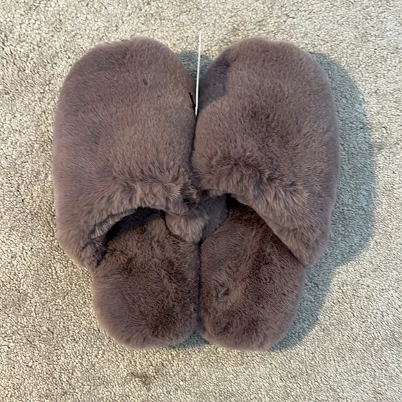 Slippers - Picture 1 of 3